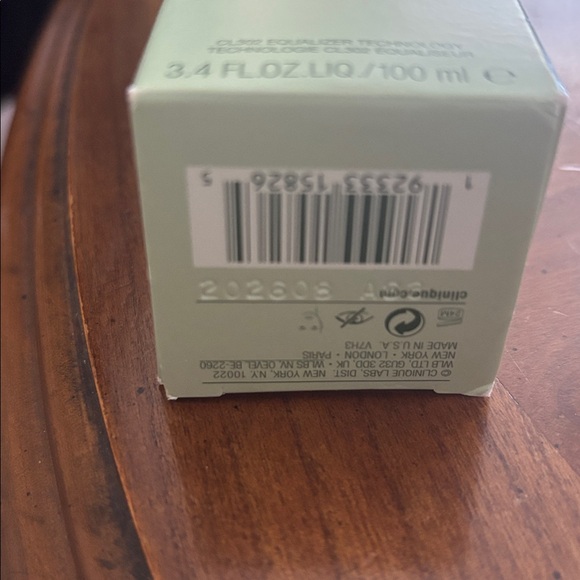 Clinique Even Better Serum - Silver and White - Picture 8 of 11